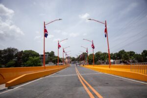 Abinader inaugura el puente Los Hierros en Baní y anuncia avances en la presa de La Gina
