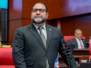 Senador Rogelio Genao respalda salida de su hijo del PRSC